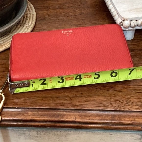 Fossil Vibrant Red cow hide Leather zip around Wristlet/wallet - Picture 13 of 16